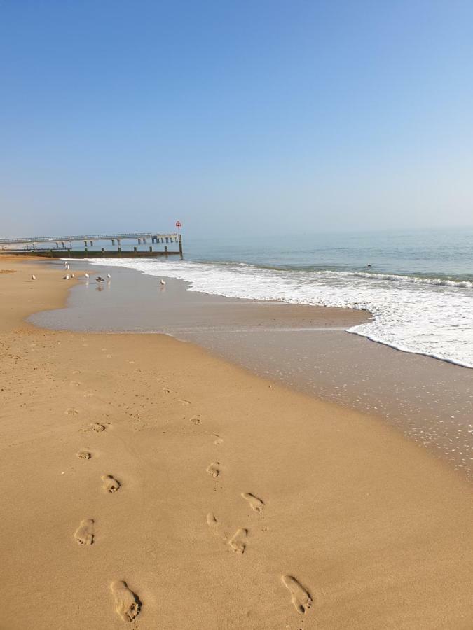 Holiday Home Hot Tub & Sauna Bournemouth Exterior foto